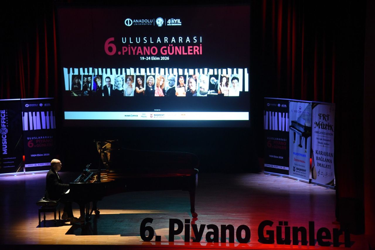 Anadolu Üniversitesi'nde Ercüment Orkut solo caz konseri verdi
